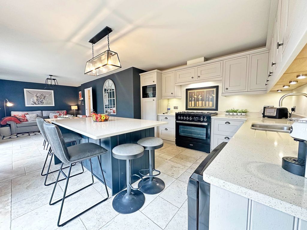 Property photo 2 of 33