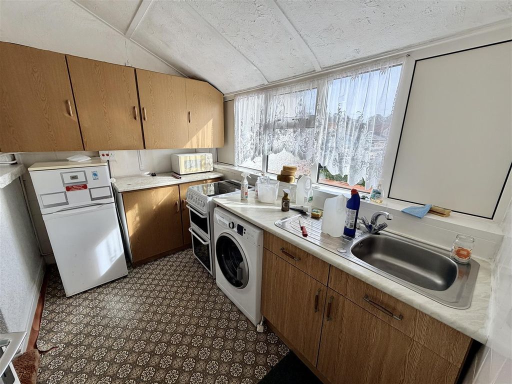 Property photo 3 of 14 Kitchen