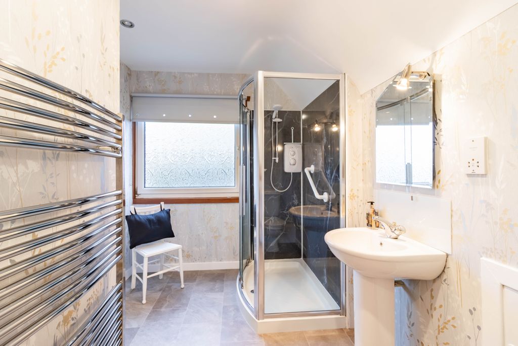 Property photo 3 of 33 Shower Room