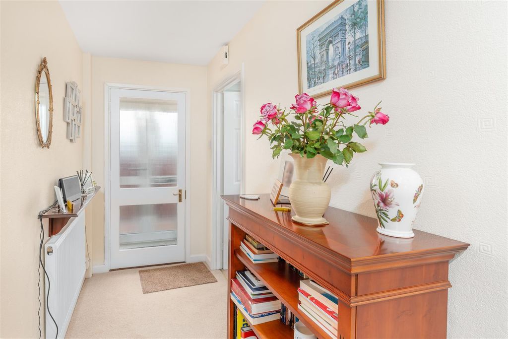 Property photo 2 of 17 1 Deers Close, Bodicote-4.Jpg