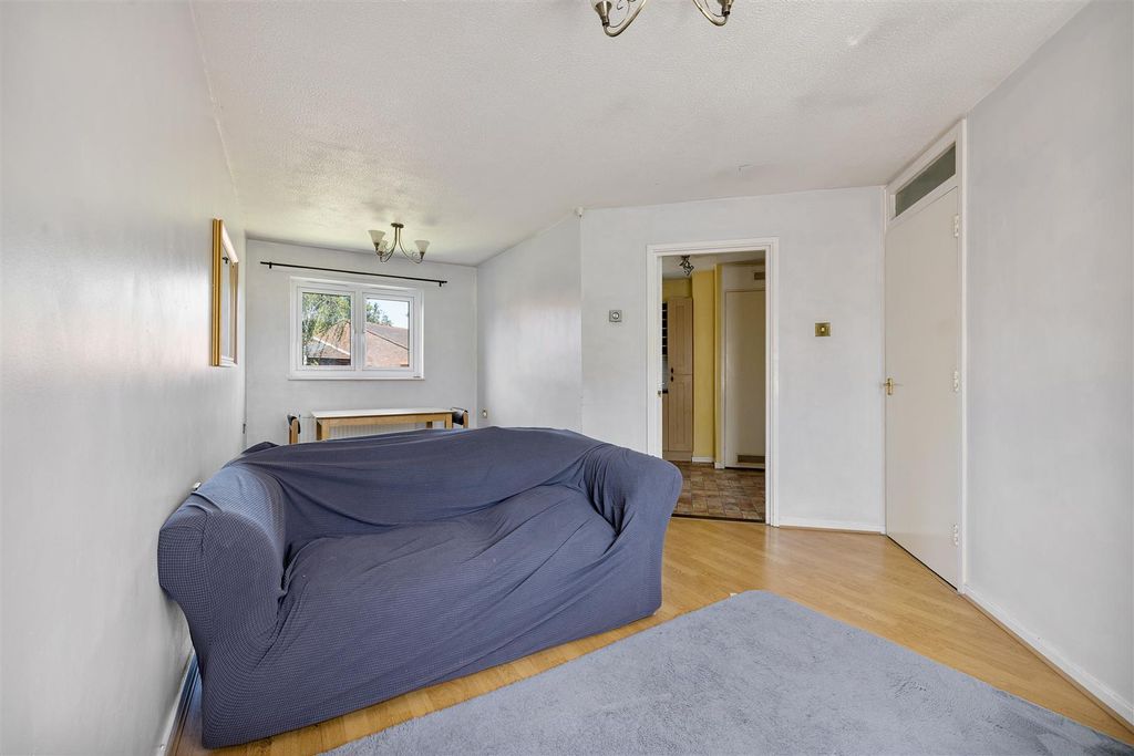 Property photo 2 of 11 St. Gabriel's Close, E11