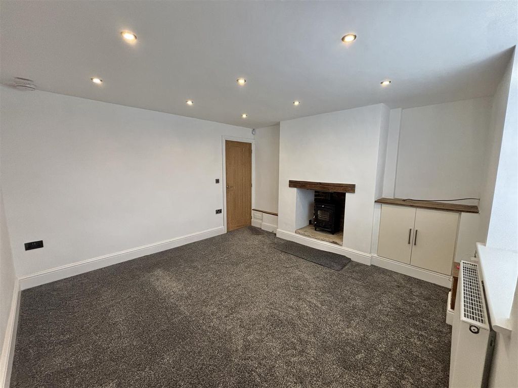 Property photo 2 of 16 Lounge