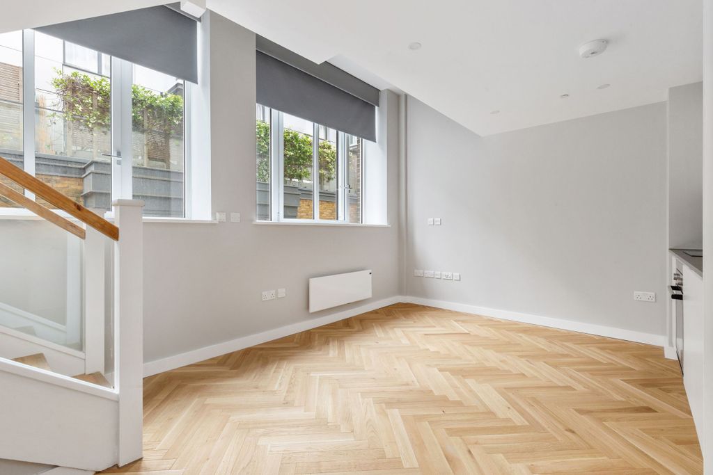 Property photo 3 of 14 Lounge