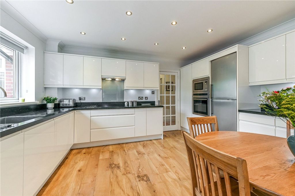 Property photo 2 of 22 Kitchen/Breakfast