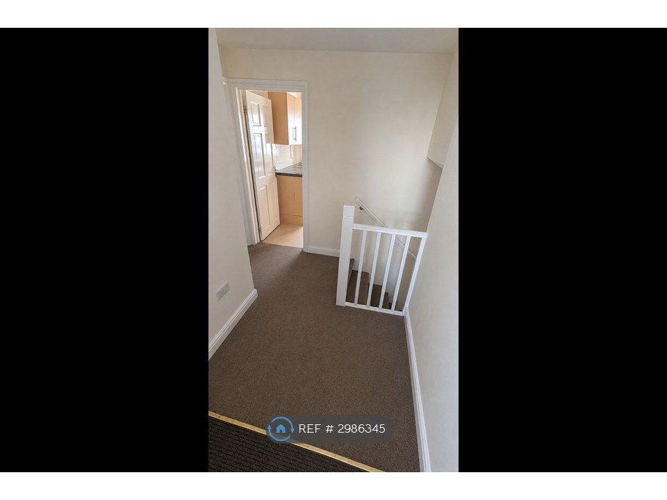 Property photo 3 of 8 Entrance Hallway