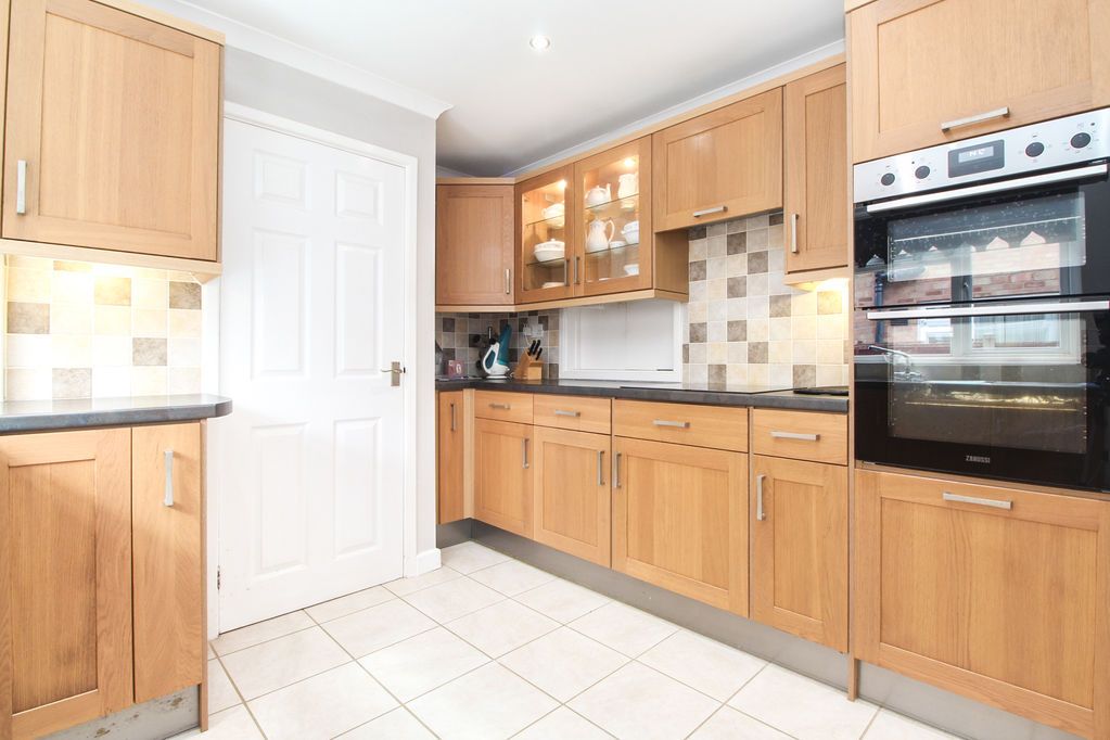 Property photo 3 of 17 Kitchen