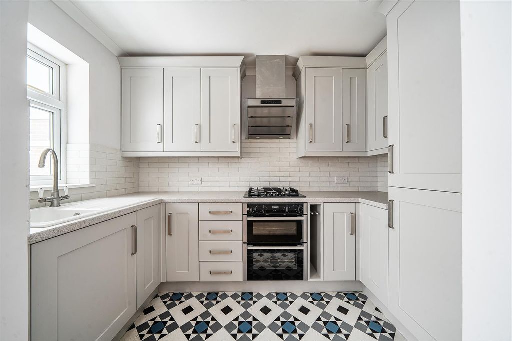 Property photo 3 of 17 Kitchen.Jpg