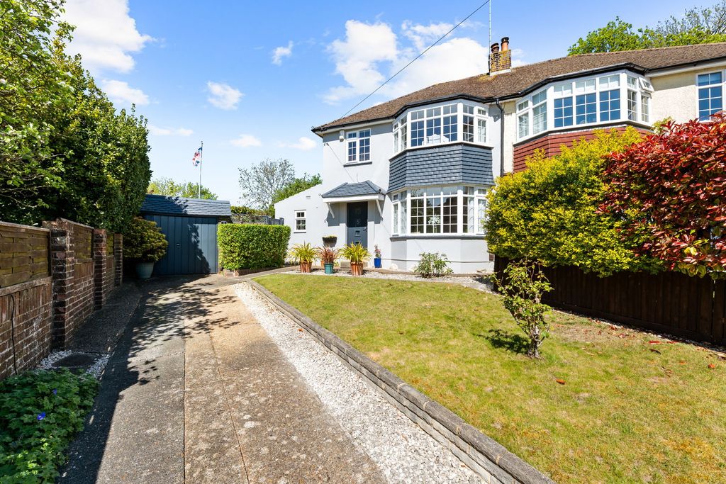 Property photo 2 of 27