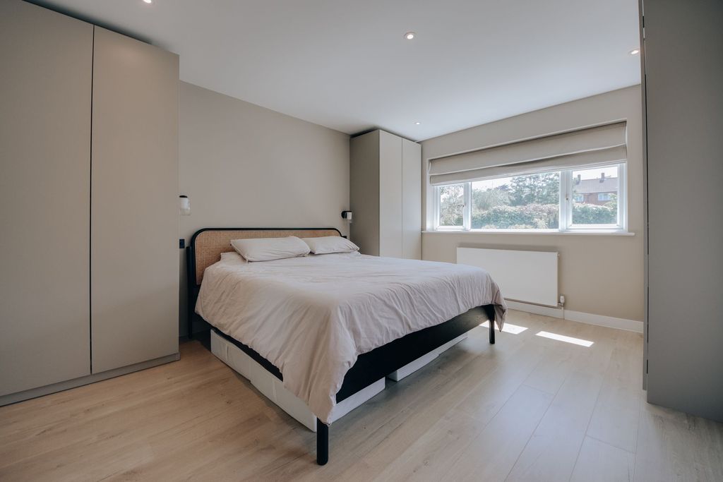 Property photo 2 of 18 Main Bedroom