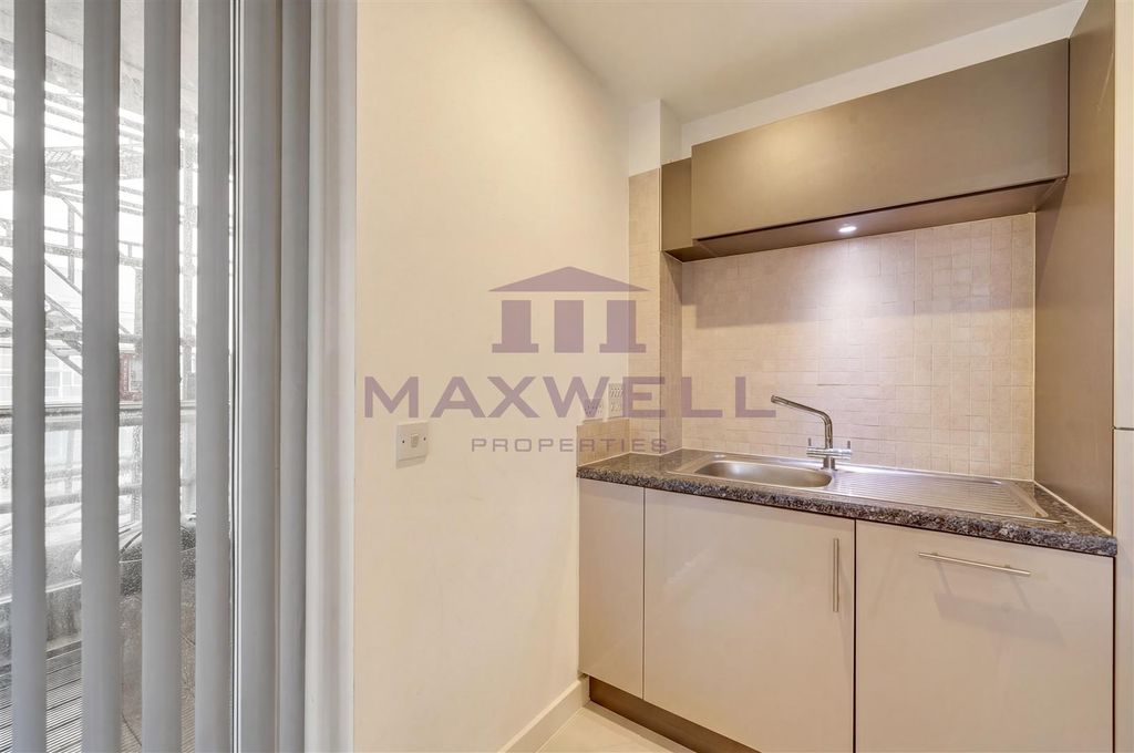 Property photo 3 of 11 For Sale 2 Bed 2 Bath, E14 Maxwellproperties.Co.uk