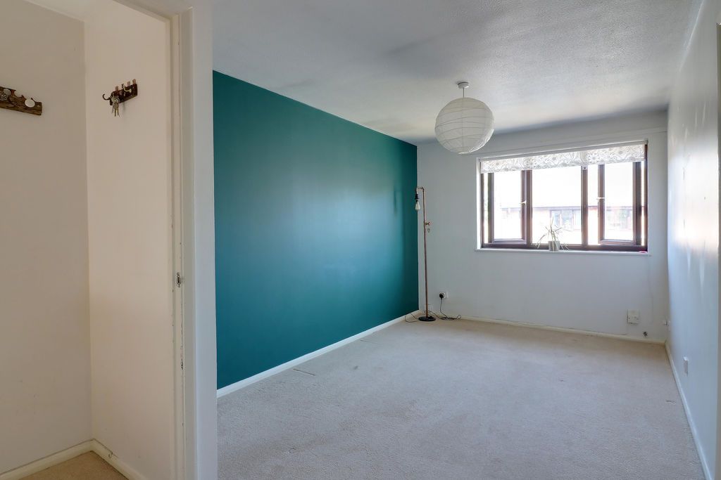 Property photo 3 of 8 Lounge