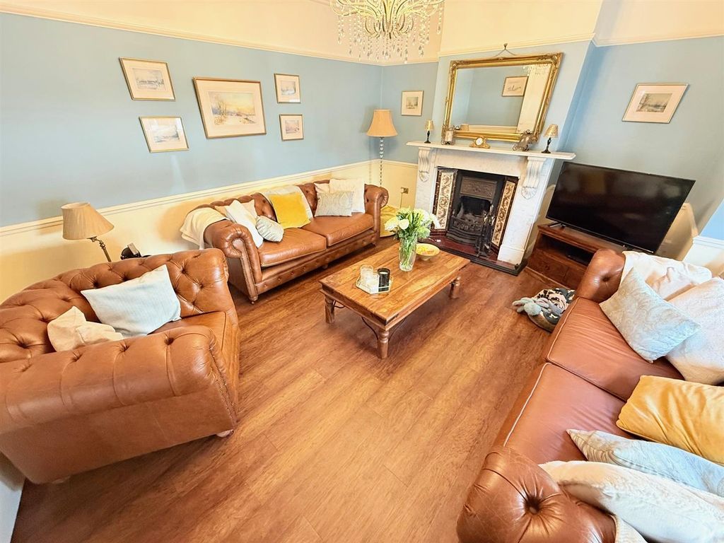 Property photo 2 of 29 Lounge