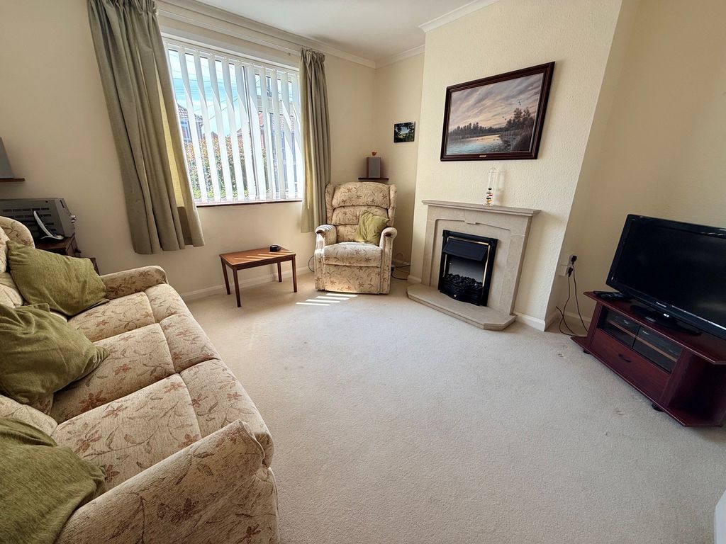 Property photo 3 of 14 Lounge