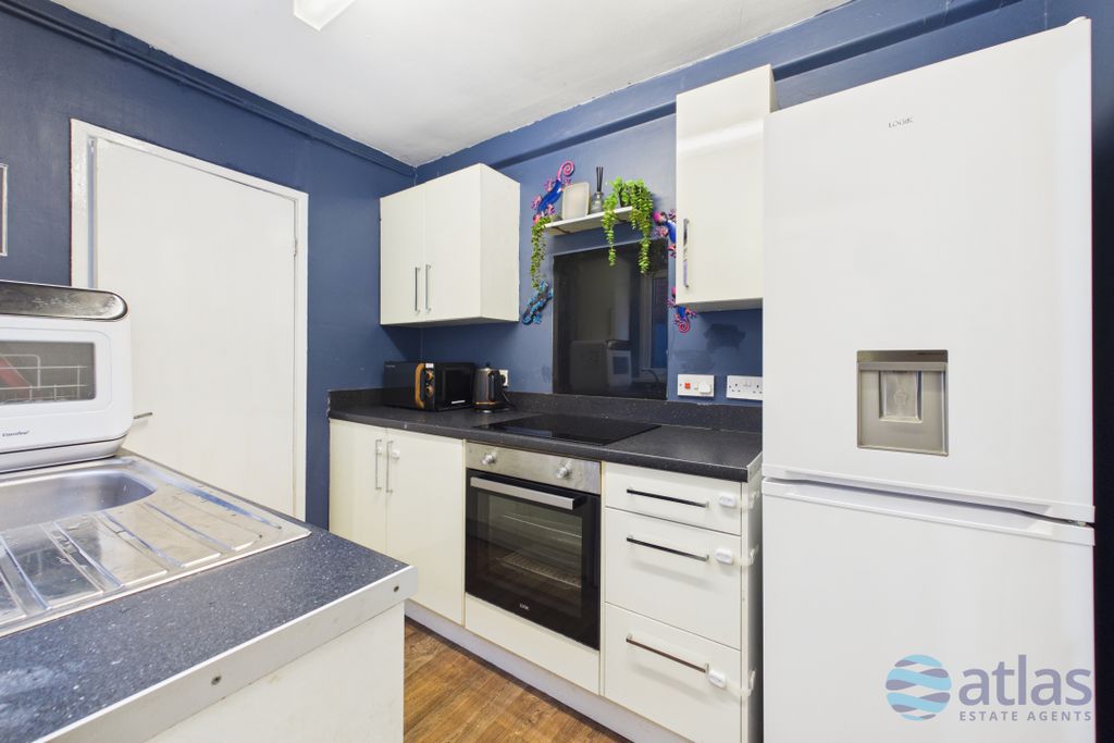 Property photo 3 of 12 Kitchen