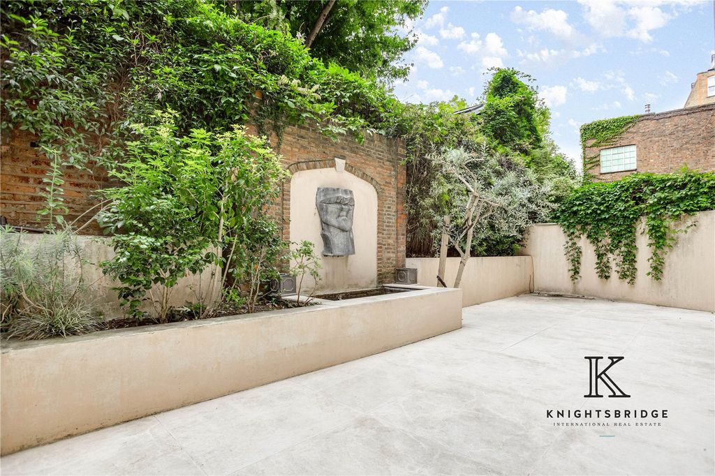 Property photo 3 of 11 Private Garden