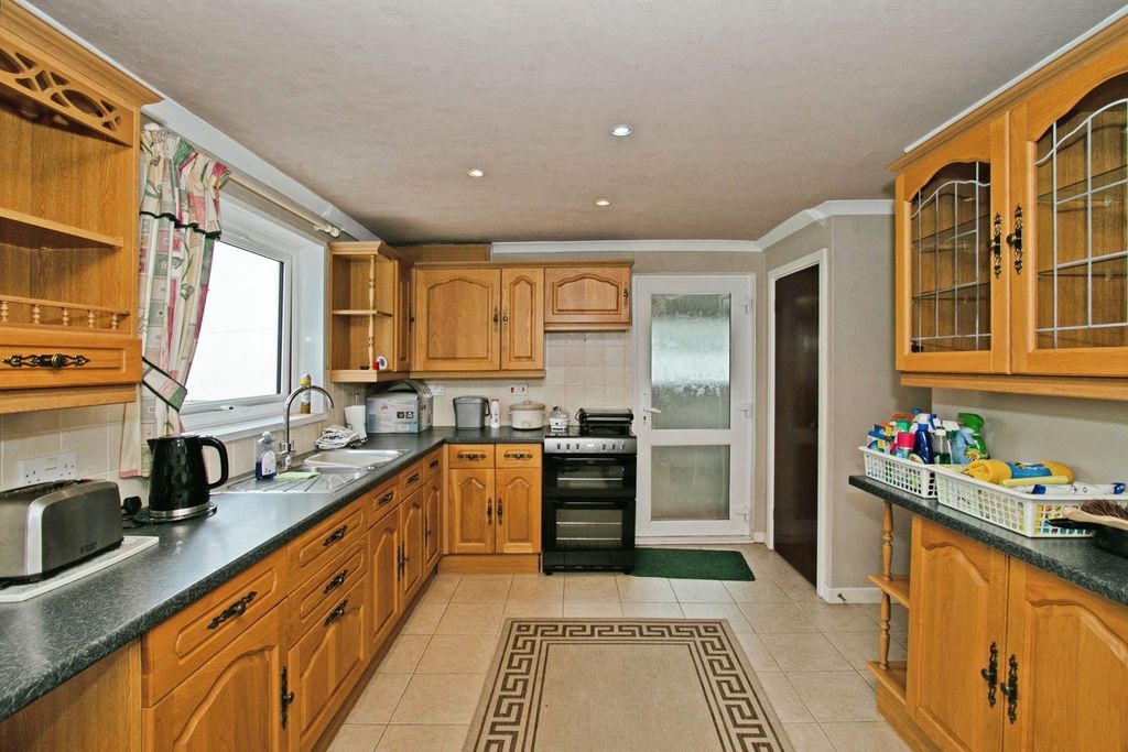 Property photo 2 of 17 Dining Kitchen