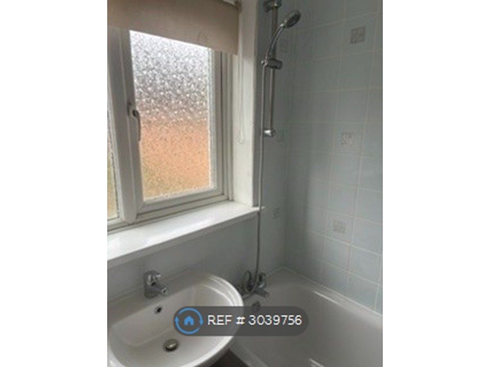 Property photo 3 of 11 Bathroom
