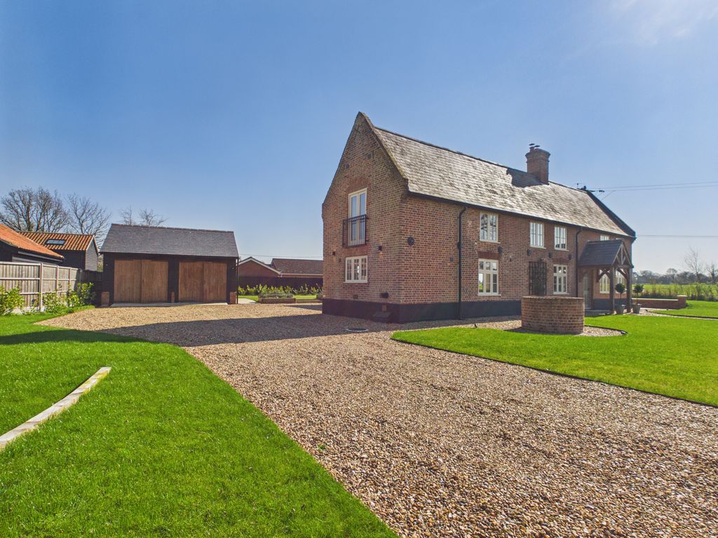 Property photo 1 of 39 Tithe Farm Ilketshall St Andrew Front And Garage