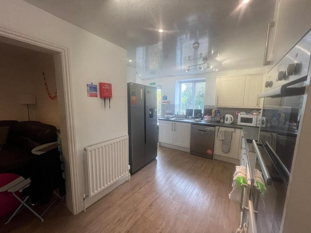 Property photo 3 of 15 A Bright And Tidy Kitchen Area, Perfect For Studen...
