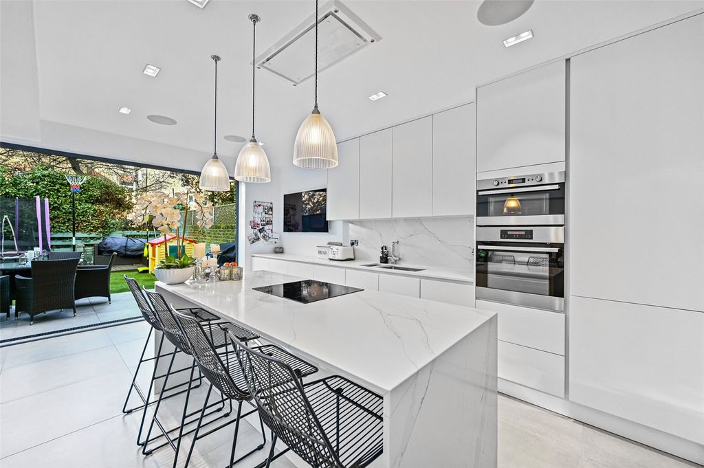 Property photo 1 of 10 Kitchen