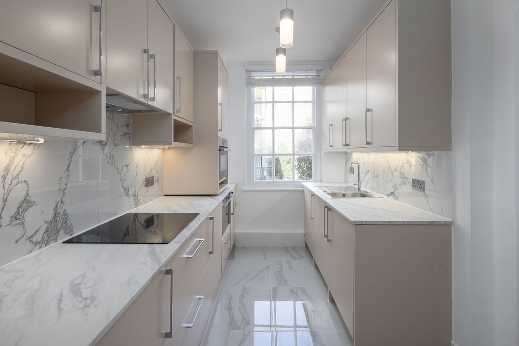 Property photo 1 of 10 Kitchen