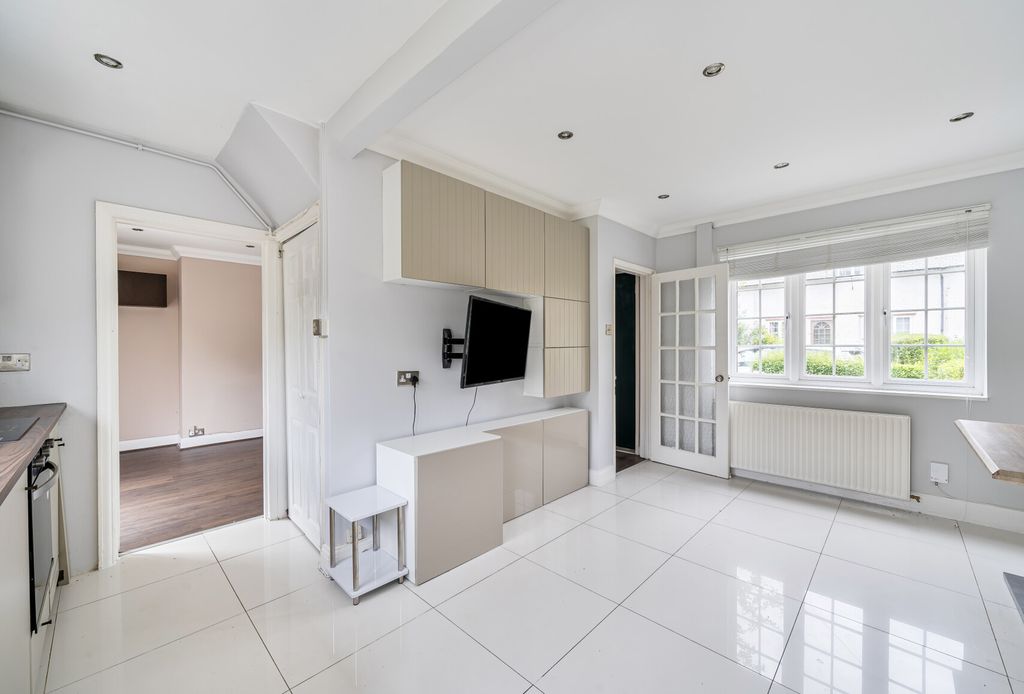 Property photo 1 of 10 1349146-10-68B81d...