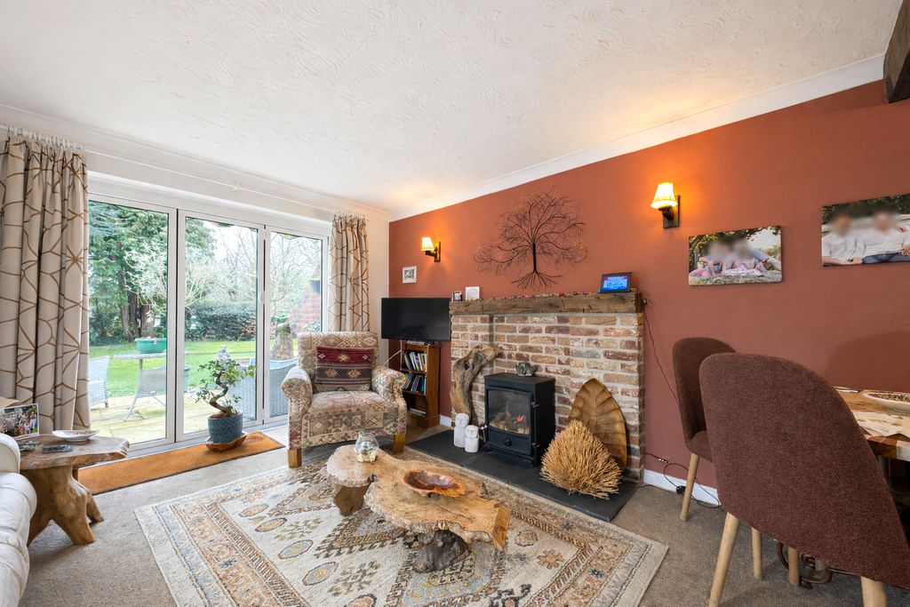 Property photo 2 of 8 7CC - Living Room