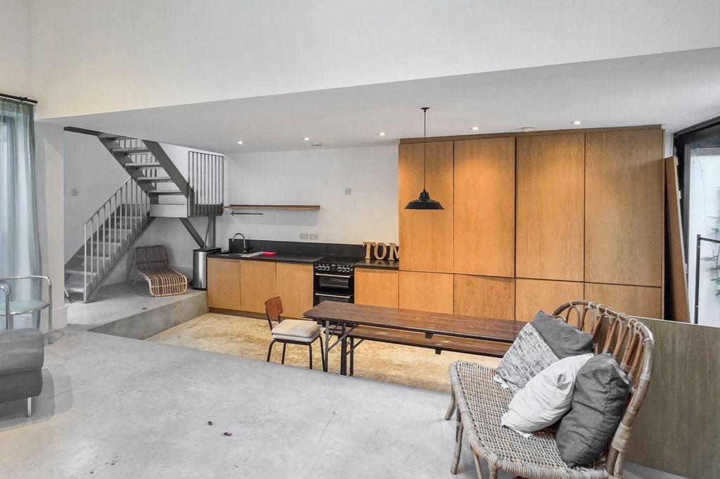 Property photo 2 of 17 46A Rainham Road, Kensel Green, London Nw10 5Dg