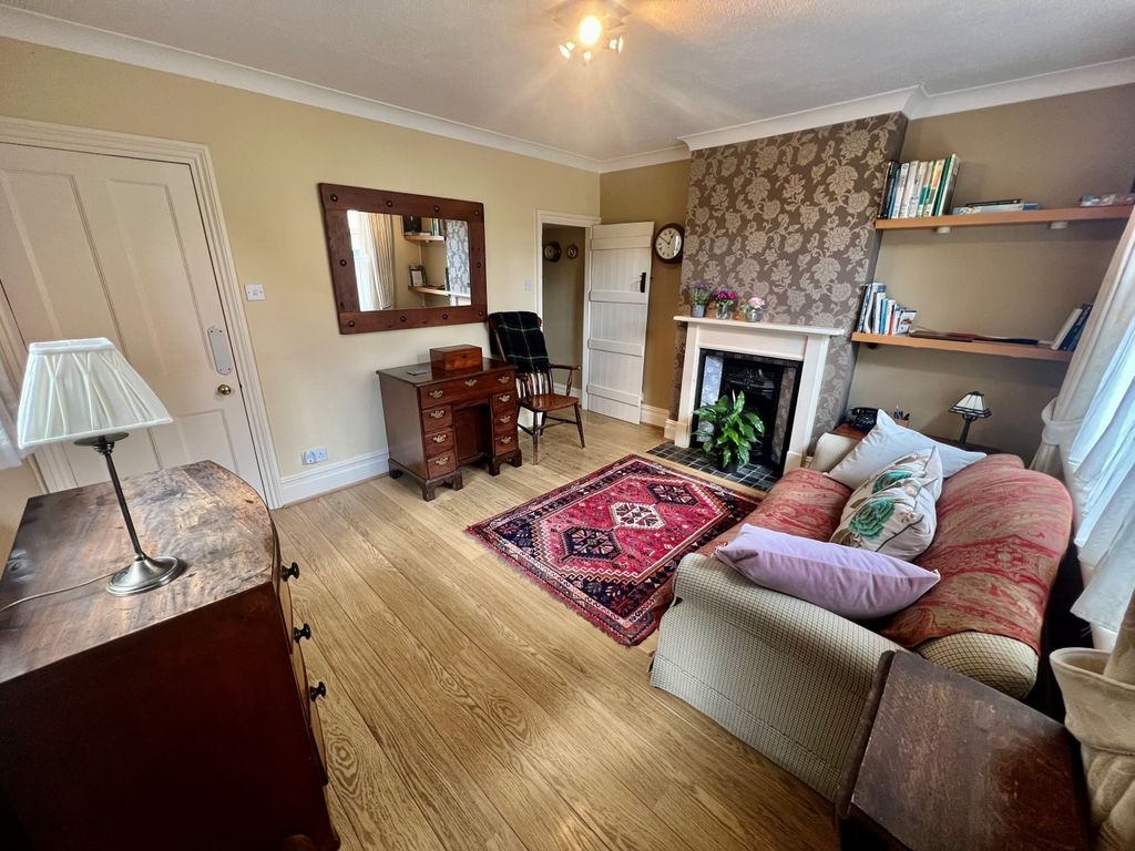 Property photo 3 of 17 Lounge 2