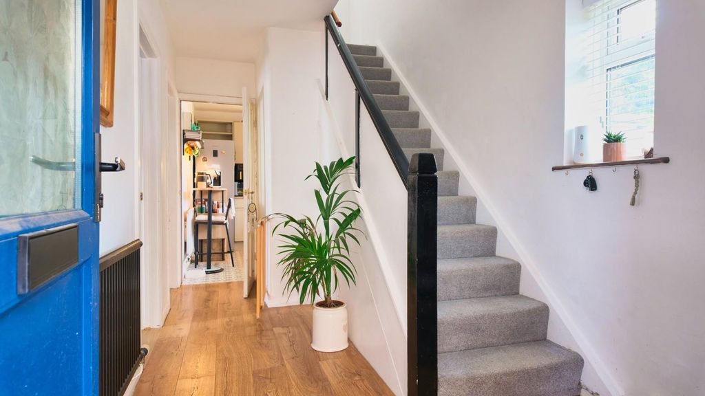 Property photo 2 of 18 Hallway