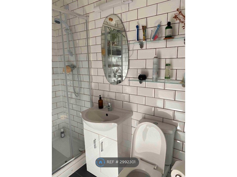 Property photo 2 of 12 Bathroom
