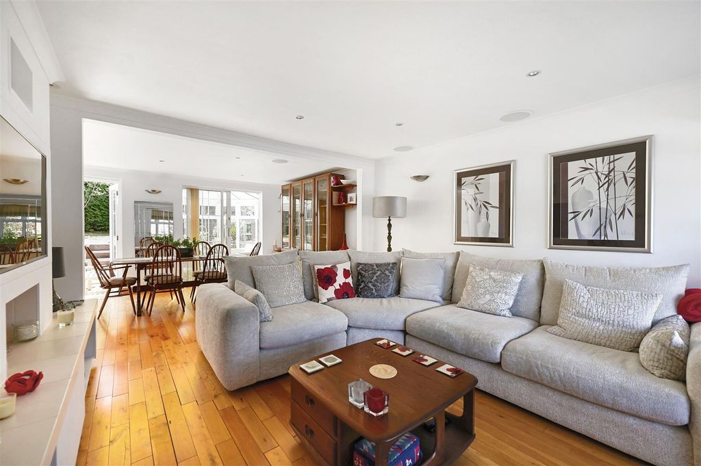 Property photo 1 of 14 Living Room