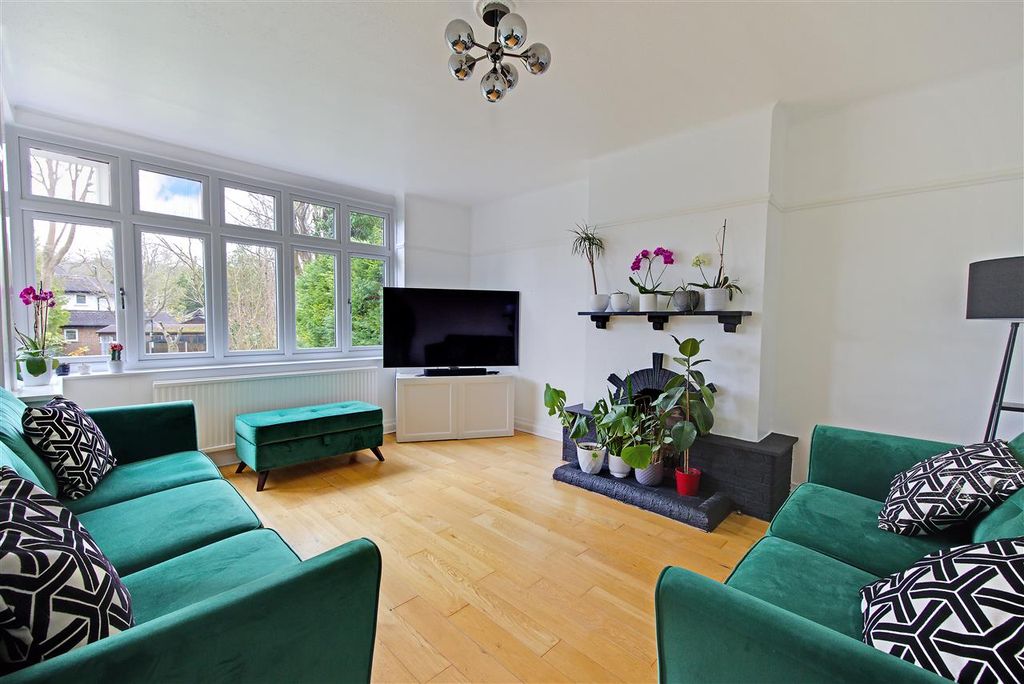 Property photo 3 of 13 Lounge