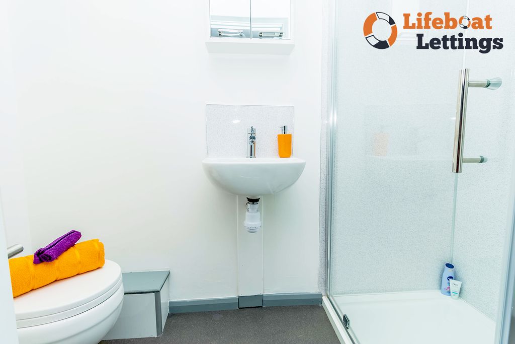 Property photo 3 of 10 Bedroom 5 Ensuite