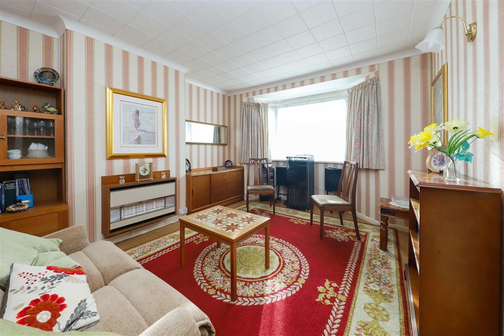 Property photo 3 of 10 Lounge