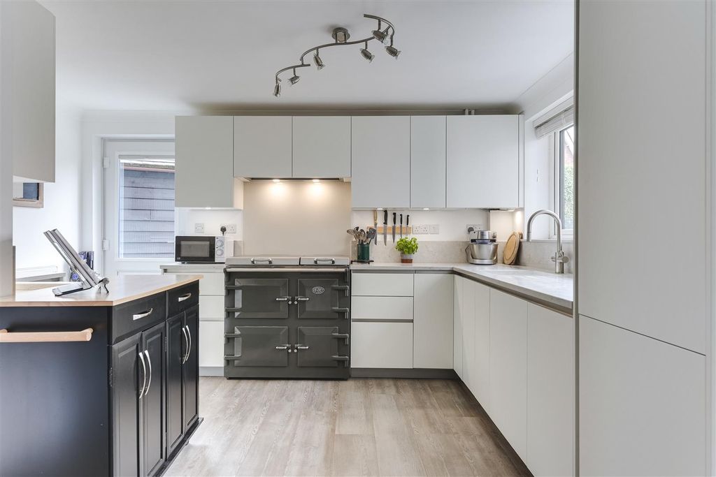 Property photo 2 of 24 Gilbey Green-16.Jpg