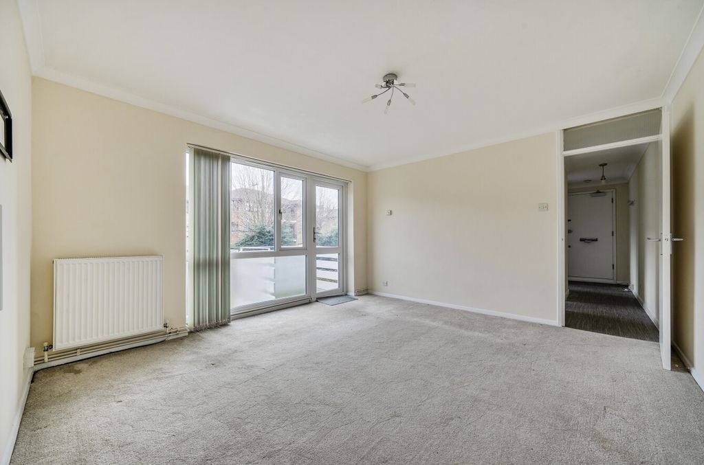 Property photo 3 of 13 Lounge3