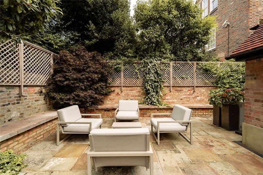 Property photo 2 of 22 Garden