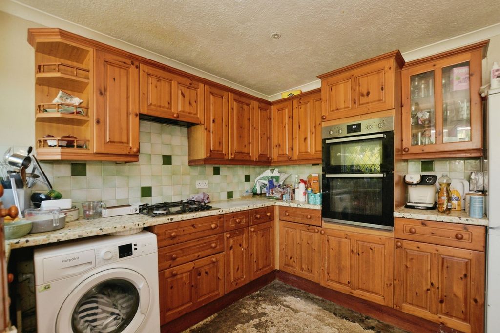 Property photo 3 of 10 Kitchen