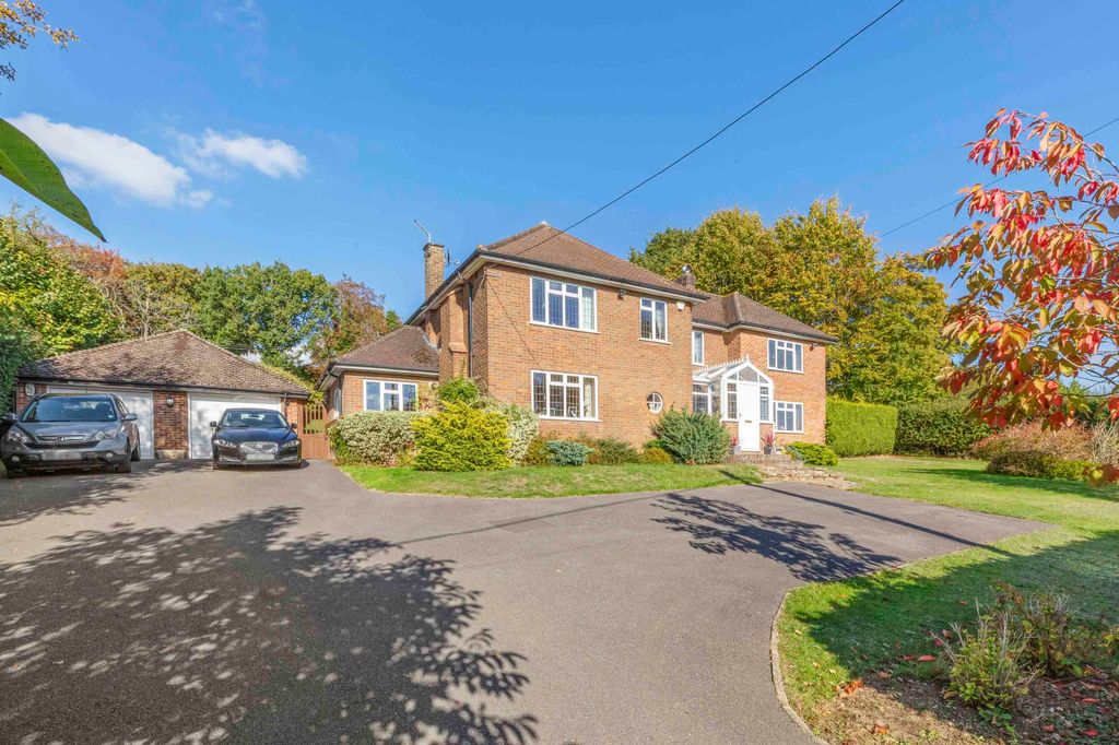 Property photo 1 of 27 Three Oaks, The Close, Sl8 5Pe (Low Res)-25