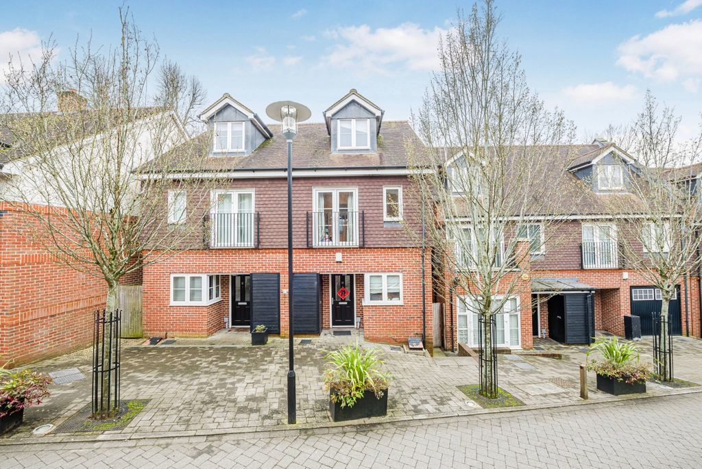 Property photo 1 of 34 Front Aspect