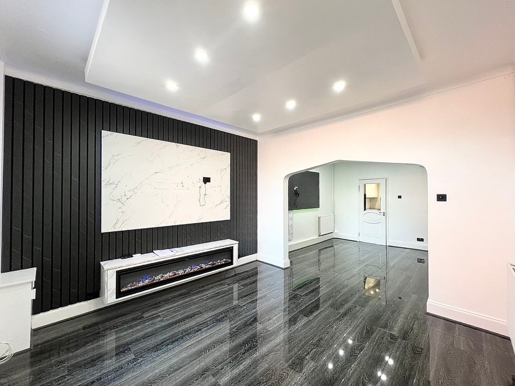 Property photo 1 of 14 Photo 4