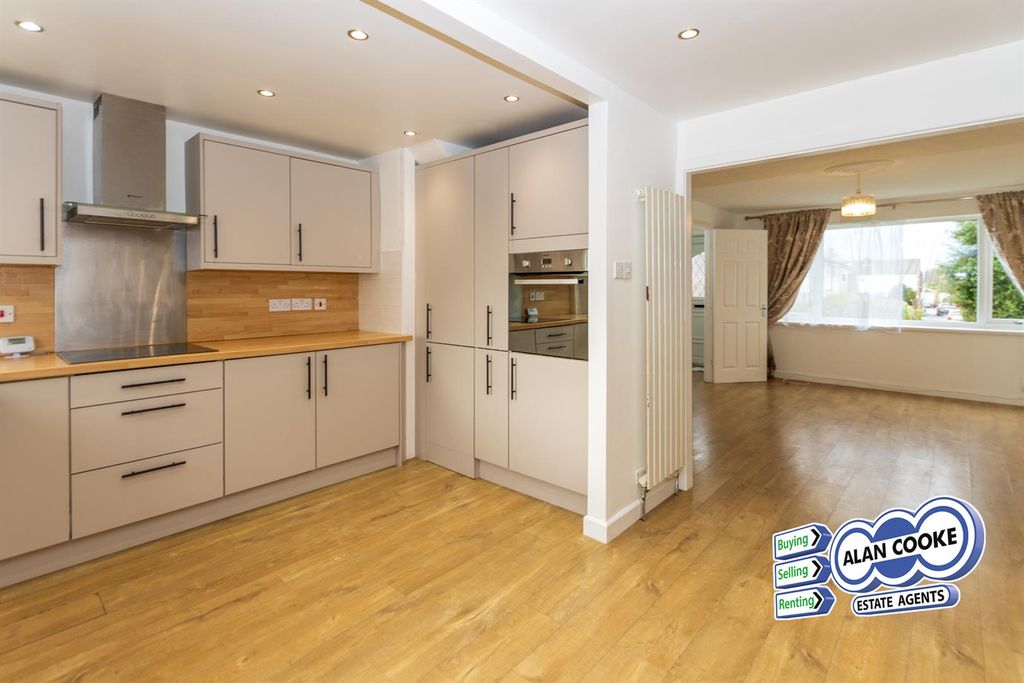 Property photo 2 of 9 Fitted Kitchen