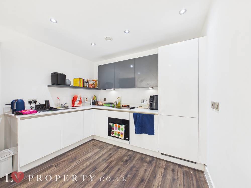Property photo 2 of 11 Giraffe360-Still010