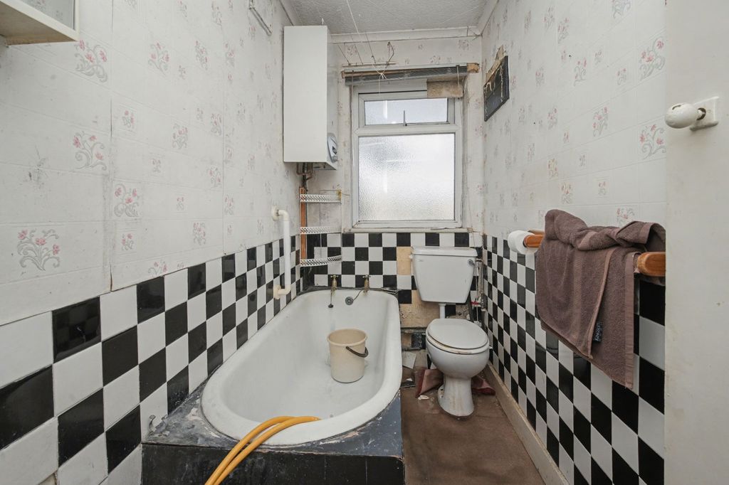 Property photo 2 of 21 22 / 24 Holly Bush Lane, Hampton, Tw12 2Qs