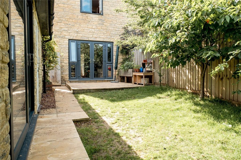 Property photo 2 of 17 Picture No. 32