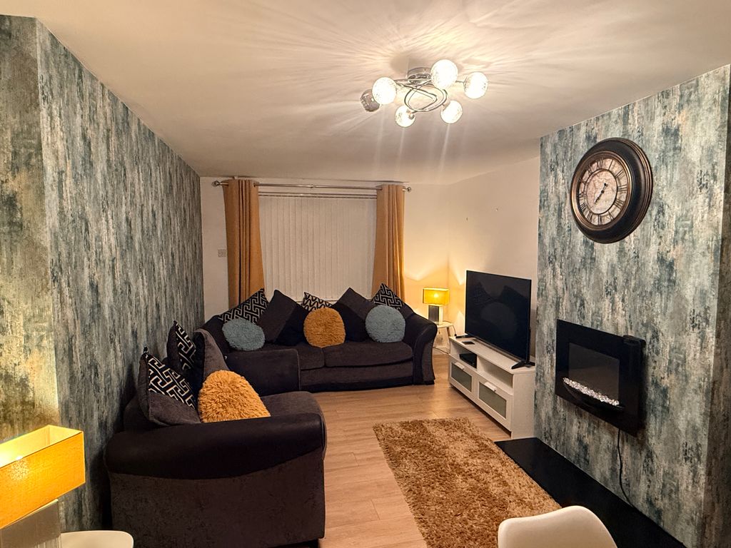 Property photo 1 of 13 Living Room