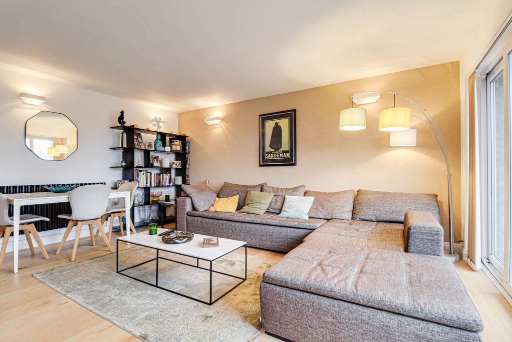 Property photo 2 of 13 Lounge