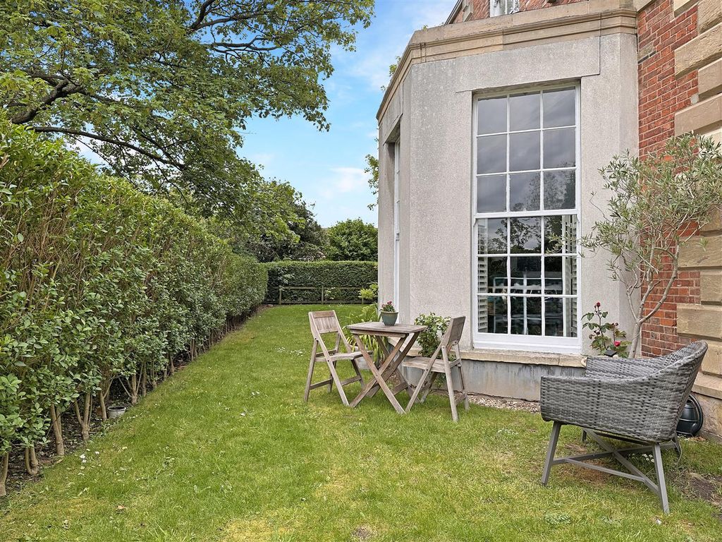 Property photo 3 of 21 Private Gardens 361