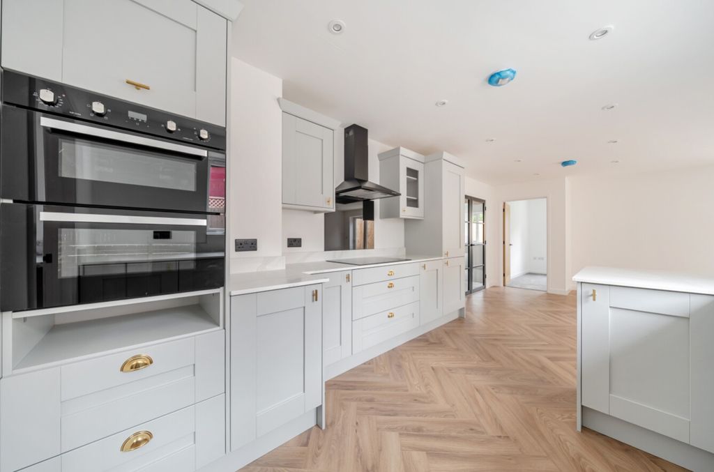 Property photo 2 of 30 1496815-9-6A5F596E3Cbb2